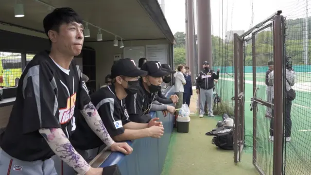 지난 25일 친선경기를 지켜보는 탈북민선수단