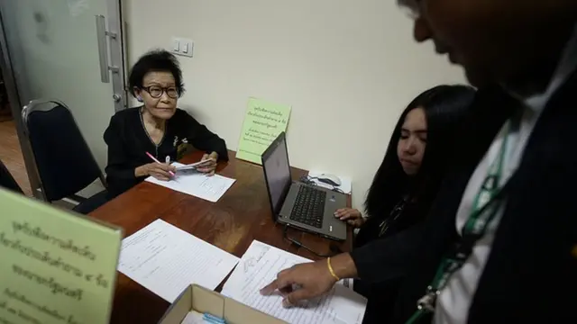 น.ส.เฉลิมพร แพบุตร ชาว กทม. ผู้ประกาศตัวเป็น "แฟนคลับ นายกฯ" เดินทางมาตอบคำถาม 4 ข้อของนายกฯ เป็นคนแรก