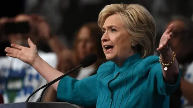 A Hillary Clinton también se la acusa de declaraciones erróneas.
