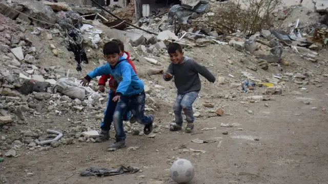 Kobani'de top oynayan çocuklar