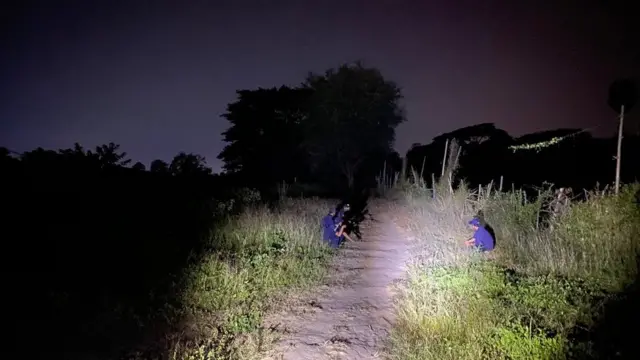 ชุด ชรบ. กำลังนั่งซุ่มเพื่อเฝ้าสังเกตการณ์