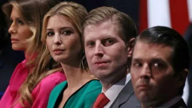 Các con ông Trump (thứ hai từ trái sang phải, ngồi cạnh bà Melania) Ivanka, Eric và Donald Jr đã tham gia làm kinh doanh