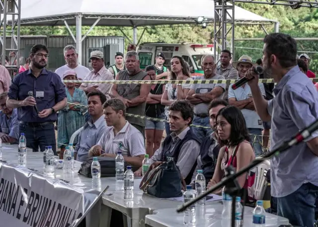 Moradores, líderes comunitários e procuradores estaduais exigem respostas de representantes da Vale em reunião