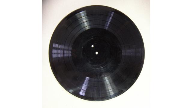 Disco original de acetato de la grabación de 1951 de melodías producidas en la computadora de Alan Turing