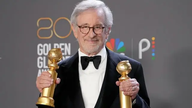 Steven Spielberg segurando os dois prêmios