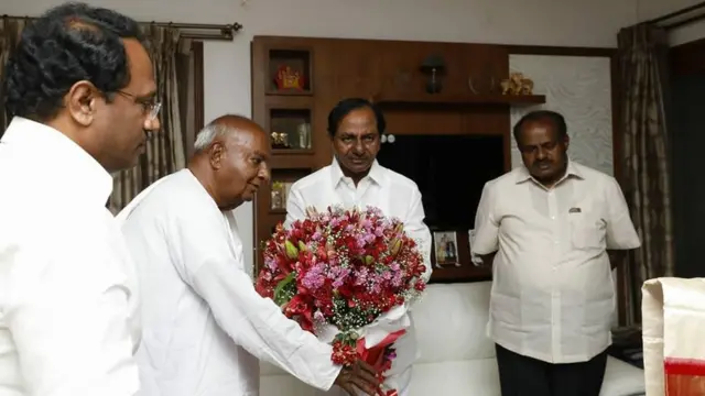 దేవెగౌడకు పుష్పగుచ్ఛం అందిస్తున్న కేసీఆర్