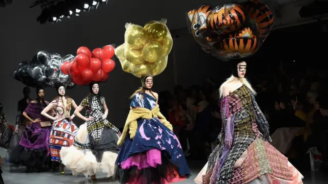 来自英国约克郡的设计师Matty Bovan的视觉盛宴，这位英国女装设计师还曾为超模乔治亚·梅·贾格尔(Georgia May Jagger)设计过编织小礼服。