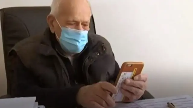 Salah satu cara yang dilakukan dr. Chenay adalah konsultasi kesehatan virtual dengan pasiennya.