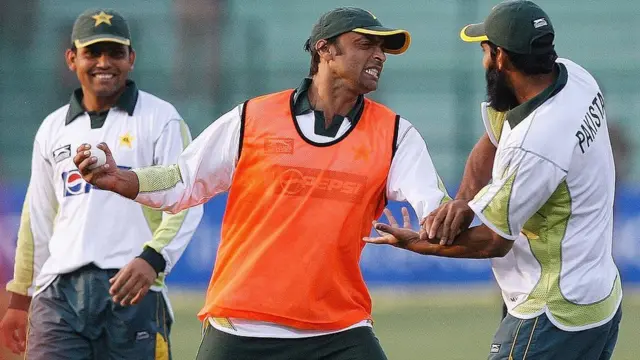 2007માં ભારત સામેની મૅચ પહેલાં હળવાશની પળોમાં શોએબ અખ્તર અને મોહમ્મદ યુસુફ