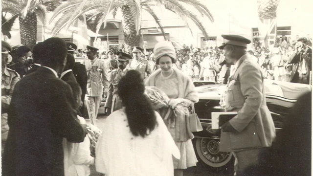 ንግስቲ ኤሳቤጥ ንጉስ ሃይለስላሴን ልዑል መኰነን ኣብ ኣስመራ - 1965