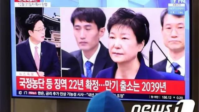 박 전 대통령은 국정농단과 국가정보원 특수활동비 상납 사건으로 올 1월 대법원에서 징역 20년과 벌금 180억원, 35억원의 추징금을 확정받아 서울구치소에서 수감 생활을 해 온 바 있다