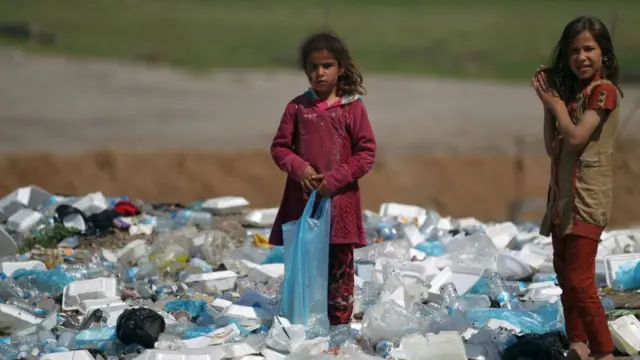 Девочки в Мосуле ищут еду на свалке