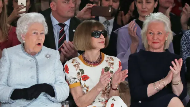 Rainha ao lado da editora Anna Wintour e da costureira Angela Kelly