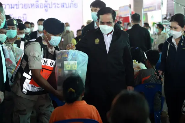 พล.อ.ประยุทธ์ มอบของให้ผู้ประสบภัย