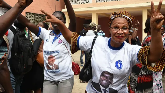 Des partisans de l'ancien président ivoirien Laurent Gbagbo font des gestes après avoir assisté à la retransmission en direct de son procès devant la Cour pénale internationale (CPI) à La Haye, le 28 janvier 2016 à Abidjan