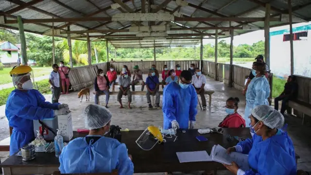 Residentes idosos recebem a vacina Pfizer-BioNTech contra covid na comunidade Santa Mariacbet vsOjial,cbet vsIquitos, Peru, 15cbet vsmaiocbet vs2021.