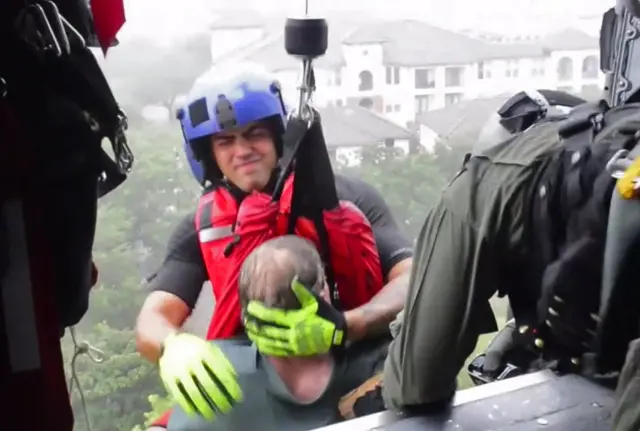 หน่วยรักษาความปลอดภัยชายฝั่งทางอากาศของสหรัฐฯ ช่วยผู้ประสบภัยน้ำท่วมออกจากพื้นที่วิกฤตน้ำท่วม