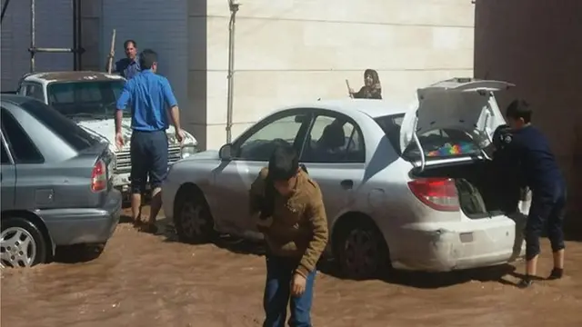 در بعضی شهرهای کرمان به مردم گفته شده سریع از مسیر سیلاب دور شوند