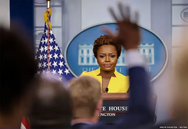 मई में प्रेस की प्रधान उपसचिव काराइन जीन-पियरे पिछले 30 सालों में ऐसी पहली अश्वेत महिला बनीं, जिन्होंने अमेरिका के व्हाइट हाउस में रोज़ाना की प्रेस ब्रीफ़िंग को संबोधित किया.