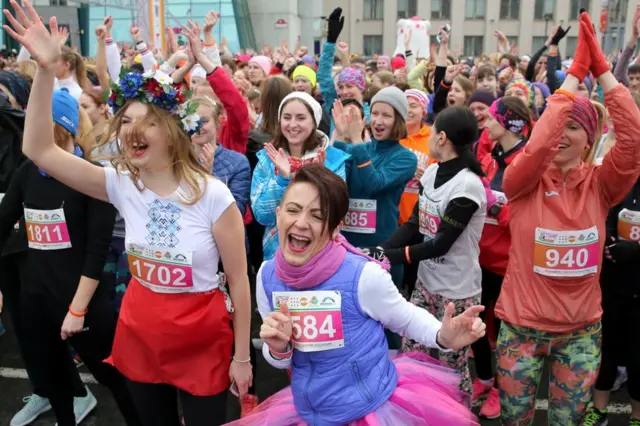 Belarus'ta kadınlar maraton öncesi eğleniyor