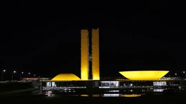 Prédio do Congresso Nacional à noite