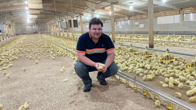 제임스 모터스헤드와 직원들은 농작물과 재생가능에너지를 생산할 뿐만 아니라 매년 닭 150만 마리를 사육한다