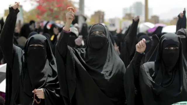 طالب المتظاهرون بالتصدي لما يصفونه "بتحالف الشر وقوى الثورة المضادة".