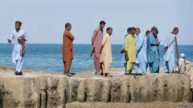 जिवानी बीचवर सूर्यास्त पाहण्यासाठी जमलेले लोक