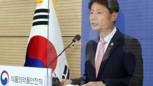 김강립 식품의약품안전처장이 27일 충북 청주시 오송읍 식약처 브리핑실에서 먹는 코로나19 치료제 '팍스로비드' 긴급사용승인 결정 브리핑을 하고 있다