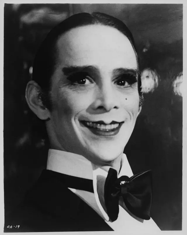 Джоэл Грей в роли мастера церемоний - шута, клоуна, паяца - в фильме "Кабаре"