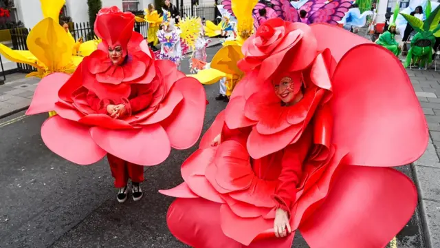 Двое исполнителей в огромных розовых юбках