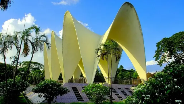 ঢাকায় তিন নেতার মাজার- স্বাধীনতা পূর্ব রাজনৈতিক তিন নেতা - এ.কে. ফজলুল হক, খাজা নাজিমউদ্দীন এবং হোসেন শহীদ সোহরাওয়ার্দী