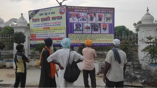 ਸ਼੍ਰੋਮਣੀ ਗੁਰਦੁਆਰਾ ਪ੍ਰਬੰਧਕ ਕਮੇਟੀ ਦੇ ਵੱਖ-ਵੱਖ ਗੁਰਦੁਆਰਿਆਂ ਦੇ ਬਾਹਰ ਲਗਾਏ ਪੋਸਟਰ ਲਗਾਏ ਗਏ ਹਨ