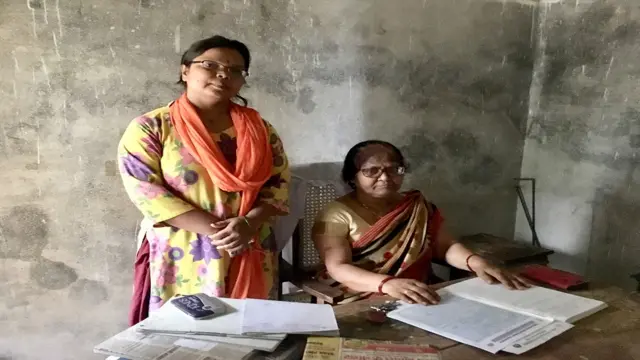 महाराजगंज के श्यामदेउरवी प्राथमिक स्वास्थ्य केंद्र का स्टाफ़ बिना मास्क के