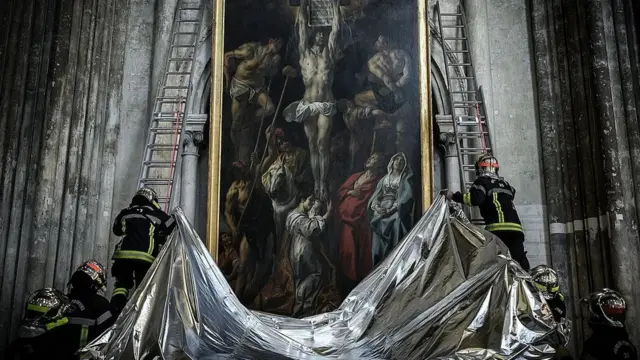 ઑક્ટોબર મહિનામાં ફ્રાન્સના બૉઅડો શહેરમાં સેઇન્ટ એન્ડ્રે કેથેડ્રલમાં આગ પ્રતિરોધક કામગીરી માટેની મોક ડ્રિલ યોજાઈ હતી, તે વખતે ફાયર ફાઇટર વિભાગના લોકોએ ત્યાંના કલાના એક કિમતી નમૂનાસમા વિશાળ ચિત્રને ફાયરપ્રૂફ બ્લેન્કેટથી ઢાંકવાની કામગીરી કરી તે વખતની આ તસવીર છે