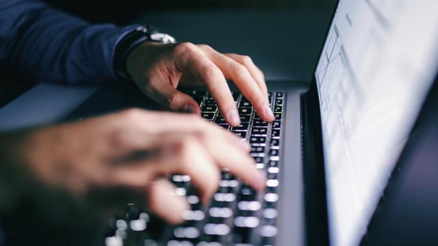 pessoa usando laptop