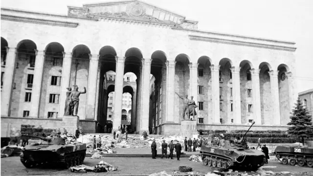 Демонстранттар чогулган өкмөт үйү