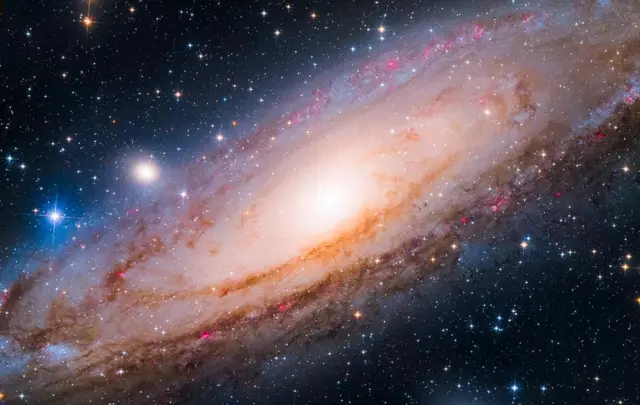 இது ஆண்ட்ரோமெடா கேலக்ஸி (Andromeda Galaxy). இந்த ஆண்டின் சிறந்த இளம் வானியல் புகைப்படக் கலைஞருக்கான விருதை வென்ற புகைப்படம்.