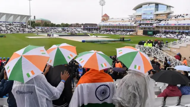 મૅચની રાહ જોતા દર્શકો