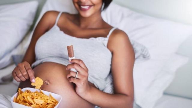 Une femme enceinte en train de manger