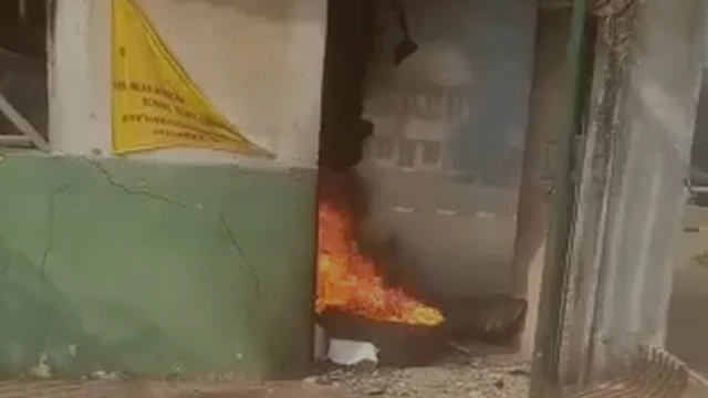 Foto na-egosi ọnụ ụzọ geetị isi ụlọọrụ a na-agba ọkụ