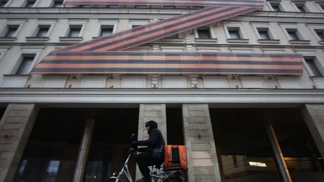 işgalin sembolü olan z harfinin yansıtıldığı bina