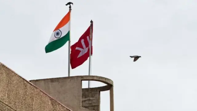 श्रीनगर में सचिवालय पर तिरंगे के साथ लगा जम्मू-कश्मीर का झंडा