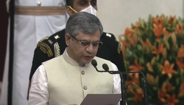 मंत्रिपदाची शपथ घेताना