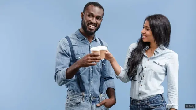 Le NHS conseille de boire six à huit verres de liquide par jour, y compris du thé et du café.