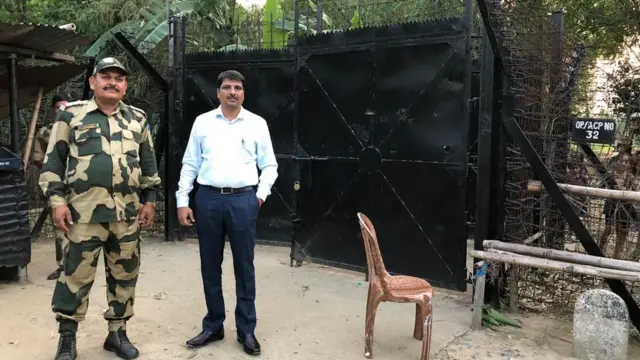 எல்லைச்சாவடியில் மாவட்ட ஆட்சியர் மு.ச.மணிவண்ணன்.