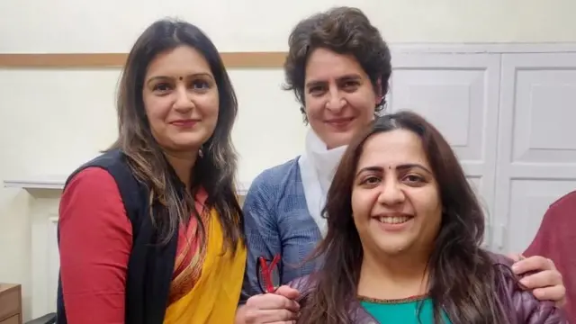 प्रियंका गांधी कांग्रेस कार्यकर्ताओं के साथ