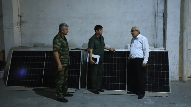 Сирдарё вилояти божхона бошқармаси раҳбарияти ўз Фейсбук саҳифасида Гулистон туманидаги корхоналардан бирида ўтган қуёш панеллари тарғиботи суратини чоп қилди.