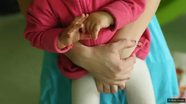 Les parents hélicoptères peuvent causer des dommages inattendus - l'excès de responsabilités parentales signale aux enfants qu'on ne leur fait pas confiance pour s'occuper d'eux-mêmes, sans parler des autres.