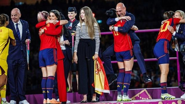 Luis Rubiales embraces Jenni Hermoso after Spain win the Women's World Cup